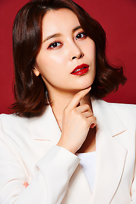 포토 JPG 스튜디오촬영 여자 얼굴 비즈니스 실내 한명 서기 정장 손짓 근접촬영 상반신 20대 성인 앞모습 뷰티 섹시 한국인 빨간배경 의료성형뷰티 성인여자한명만 국내포토 1 옷 뷰포인트 백그라운드 컨셉 모션 사람 동양인 청년 내부 신체부위 빨간색 여자한명만 성인여자만 파일형식