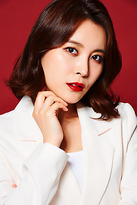 포토 JPG 스튜디오촬영 여자 얼굴 비즈니스 실내 한명 서기 정장 손짓 근접촬영 상반신 20대 성인 앞모습 뷰티 섹시 한국인 빨간배경 의료성형뷰티 성인여자한명만 국내포토 1 옷 뷰포인트 백그라운드 컨셉 모션 사람 동양인 청년 내부 신체부위 빨간색 여자한명만 성인여자만 파일형식