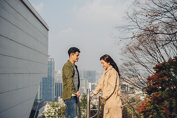 포토 JPG 주간 커플 여자 남자 데이트 서기 상반신 20대 성인 야외 옆모습 계단 다정 한국인 가을 트렌치코트 남산 남산공원 성인만 국내포토 자연요소 계절 뷰포인트 컨셉 관계 모션 서울 사람 동양인 청년 코트 랜드마크 파일형식