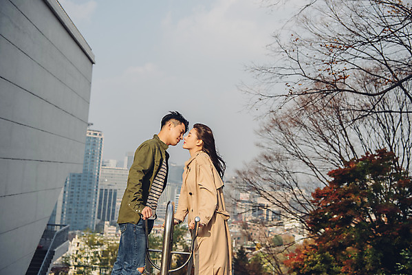 포토 JPG 주간 커플 여자 남자 데이트 키스 서기 상반신 20대 성인 야외 옆모습 계단 다정 한국인 가을 트렌치코트 남산 남산공원 성인만 국내포토 자연요소 계절 뷰포인트 컨셉 관계 모션 서울 사람 동양인 청년 코트 애정표현 랜드마크 파일형식