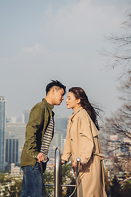 포토 JPG 주간 커플 여자 남자 데이트 키스 서기 상반신 20대 성인 야외 옆모습 계단 다정 한국인 가을 트렌치코트 남산 남산공원 성인만 국내포토 자연요소 계절 뷰포인트 컨셉 관계 모션 서울 사람 동양인 청년 코트 애정표현 랜드마크 파일형식