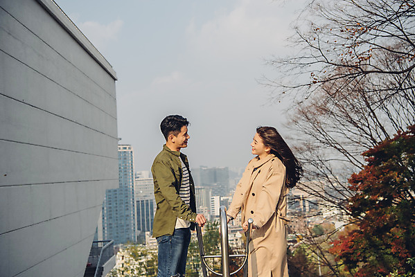 포토 JPG 주간 커플 여자 남자 데이트 서기 미소 상반신 20대 성인 야외 옆모습 마주보기 계단 다정 한국인 가을 트렌치코트 남산 남산공원 성인만 국내포토 자연요소 계절 뷰포인트 컨셉 관계 모션 서울 표정 사람 동양인 청년 코트 랜드마크 파일형식