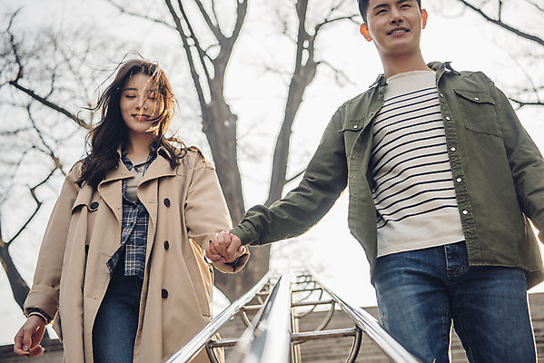 포토 JPG 주간 커플 여자 남자 데이트 서기 상반신 20대 성인 야외 앞모습 계단 손잡기 다정 한국인 가을 트렌치코트 남산 남산공원 성인만 국내포토 자연요소 계절 뷰포인트 컨셉 관계 모션 서울 사람 동양인 청년 코트 랜드마크 파일형식
