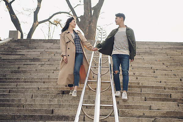 포토 JPG 주간 전신 커플 여자 남자 데이트 서기 미소 20대 성인 야외 앞모습 마주보기 계단 손잡기 다정 한국인 가을 트렌치코트 남산 남산공원 성인만 국내포토 자연요소 계절 뷰포인트 컨셉 관계 모션 서울 표정 사람 동양인 청년 코트 랜드마크 파일형식