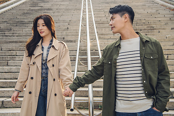 포토 JPG 주간 커플 응시 여자 남자 데이트 서기 상반신 20대 성인 야외 앞모습 계단 손잡기 다정 한국인 가을 트렌치코트 남산 남산공원 성인만 국내포토 자연요소 시선 계절 뷰포인트 컨셉 관계 모션 서울 사람 동양인 청년 코트 랜드마크 파일형식