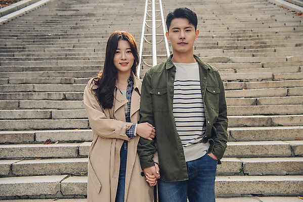 포토 JPG 주간 커플 여자 남자 데이트 서기 상반신 20대 성인 야외 앞모습 팔짱 계단 다정 한국인 가을 트렌치코트 남산 남산공원 성인만 국내포토 자연요소 계절 뷰포인트 컨셉 관계 모션 서울 사람 동양인 청년 코트 랜드마크 파일형식