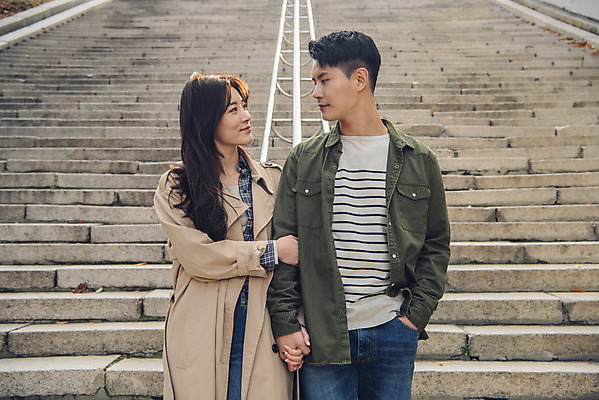 포토 JPG 주간 커플 여자 남자 데이트 서기 미소 상반신 20대 성인 야외 앞모습 마주보기 팔짱 계단 다정 한국인 가을 트렌치코트 남산 남산공원 성인만 국내포토 자연요소 계절 뷰포인트 컨셉 관계 모션 서울 표정 사람 동양인 청년 코트 랜드마크 파일형식