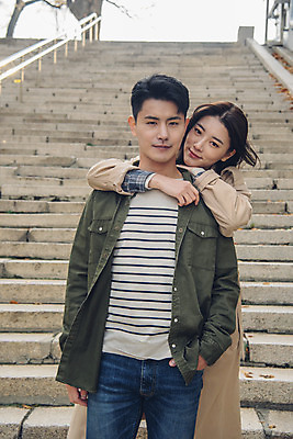 포토 JPG 주간 커플 여자 남자 데이트 휴식 서기 상반신 20대 성인 야외 앞모습 계단 기댐 다정 한국인 가을 트렌치코트 남산 남산공원 성인만 국내포토 자연요소 계절 뷰포인트 컨셉 관계 모션 서울 사람 동양인 청년 코트 랜드마크 파일형식