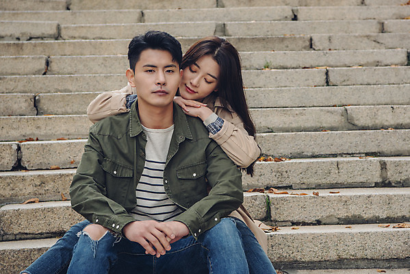 포토 JPG 주간 커플 여자 남자 데이트 휴식 앉기 상반신 20대 성인 야외 앞모습 계단 기댐 다정 한국인 가을 트렌치코트 남산 남산공원 성인만 국내포토 자연요소 계절 뷰포인트 컨셉 관계 모션 서울 사람 동양인 청년 코트 랜드마크 파일형식