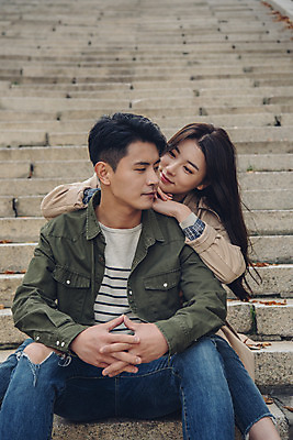 포토 JPG 주간 커플 여자 남자 데이트 휴식 앉기 상반신 20대 성인 야외 앞모습 계단 기댐 다정 한국인 가을 트렌치코트 남산 남산공원 성인만 국내포토 자연요소 계절 뷰포인트 컨셉 관계 모션 서울 사람 동양인 청년 코트 랜드마크 파일형식