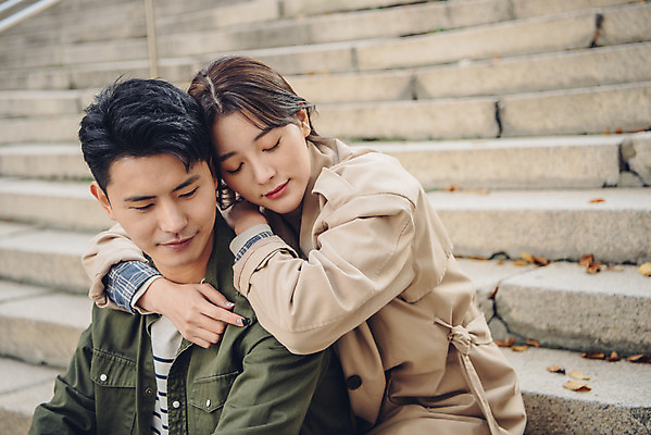 포토 JPG 주간 커플 여자 남자 데이트 휴식 앉기 상반신 20대 성인 야외 옆모습 계단 눈감음 기댐 다정 한국인 가을 트렌치코트 남산 남산공원 성인만 국내포토 자연요소 계절 뷰포인트 컨셉 관계 모션 서울 사람 동양인 청년 코트 랜드마크 파일형식