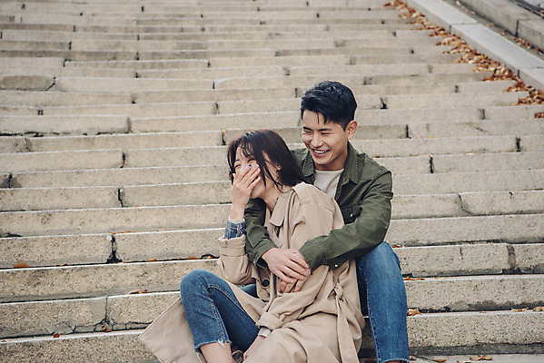 포토 JPG 주간 커플 여자 남자 데이트 장난 휴식 미소 앉기 상반신 20대 성인 야외 앞모습 계단 다정 한국인 가을 트렌치코트 즐거움 남산 남산공원 성인만 국내포토 자연요소 계절 감정 뷰포인트 컨셉 관계 모션 서울 표정 사람 동양인 청년 코트 랜드마크 파일형식