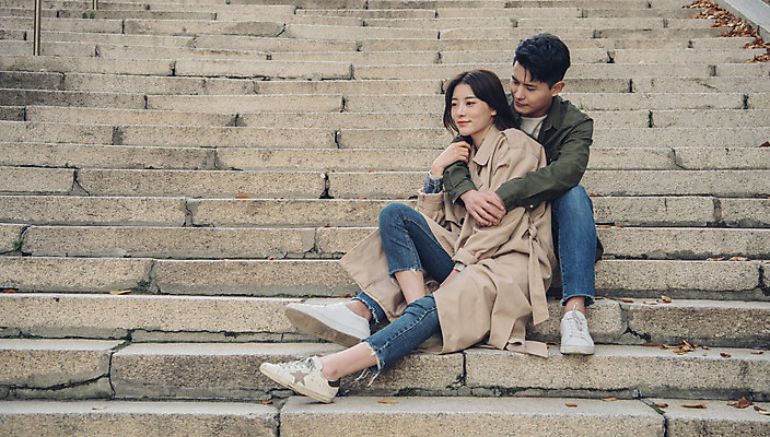 포토 JPG 주간 전신 커플 여자 남자 데이트 포옹 휴식 앉기 20대 성인 야외 앞모습 계단 다정 한국인 가을 트렌치코트 남산 남산공원 성인만 국내포토 자연요소 계절 뷰포인트 컨셉 관계 안기 모션 서울 사람 동양인 청년 코트 랜드마크 파일형식