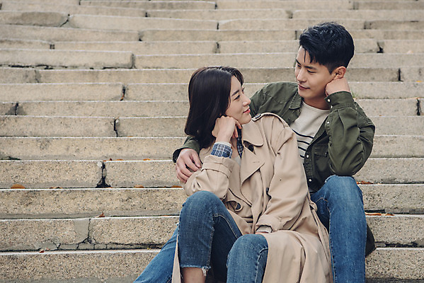 포토 JPG 주간 커플 응시 여자 남자 데이트 휴식 앉기 상반신 20대 성인 야외 앞모습 마주보기 계단 턱괴기 다정 한국인 가을 트렌치코트 남산 남산공원 성인만 국내포토 자연요소 시선 계절 뷰포인트 컨셉 관계 모션 서울 사람 동양인 청년 코트 랜드마크 파일형식