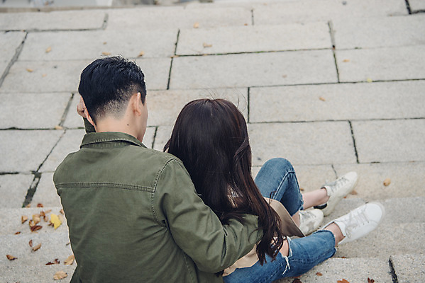 포토 JPG 주간 전신 커플 여자 남자 데이트 휴식 앉기 20대 성인 야외 뒷모습 계단 기댐 다정 한국인 가을 트렌치코트 남산 남산공원 성인만 국내포토 자연요소 계절 뷰포인트 컨셉 관계 모션 서울 사람 동양인 청년 코트 랜드마크 파일형식