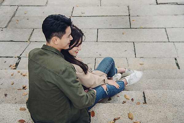 포토 JPG 주간 전신 커플 여자 남자 데이트 휴식 앉기 20대 성인 야외 뒷모습 계단 기댐 다정 한국인 가을 트렌치코트 남산 남산공원 성인만 국내포토 자연요소 계절 뷰포인트 컨셉 관계 모션 서울 사람 동양인 청년 코트 랜드마크 파일형식