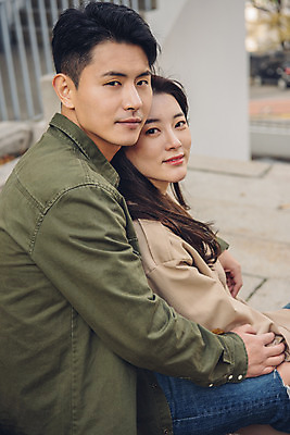 포토 JPG 주간 커플 여자 남자 데이트 휴식 앉기 상반신 20대 성인 야외 옆모습 계단 기댐 다정 한국인 가을 트렌치코트 남산 남산공원 성인만 국내포토 자연요소 계절 뷰포인트 컨셉 관계 모션 서울 사람 동양인 청년 코트 랜드마크 파일형식