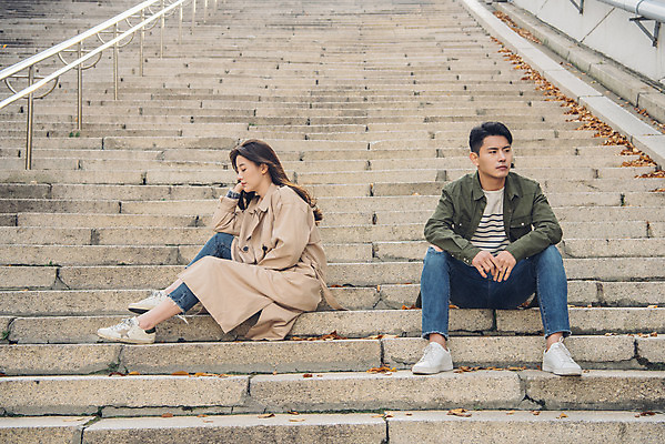 포토 JPG 주간 전신 커플 여자 남자 데이트 앉기 20대 성인 야외 앞모습 옆모습 계단 한국인 가을 트렌치코트 이별 싸움 남산 갈등 남산공원 성인만 국내포토 자연요소 계절 뷰포인트 컨셉 관계 모션 서울 사람 동양인 청년 코트 랜드마크 파일형식