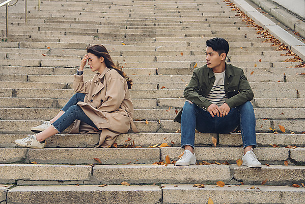 포토 JPG 주간 전신 커플 여자 남자 데이트 앉기 20대 성인 야외 앞모습 옆모습 계단 한국인 가을 트렌치코트 이별 싸움 남산 갈등 남산공원 성인만 국내포토 자연요소 계절 뷰포인트 컨셉 관계 모션 서울 사람 동양인 청년 코트 랜드마크 파일형식