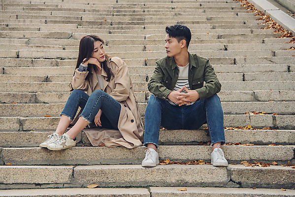 포토 JPG 주간 전신 커플 여자 남자 데이트 앉기 20대 성인 야외 앞모습 계단 턱괴기 한국인 가을 트렌치코트 이별 싸움 남산 갈등 남산공원 성인만 국내포토 자연요소 계절 뷰포인트 컨셉 관계 모션 서울 사람 동양인 청년 코트 랜드마크 파일형식
