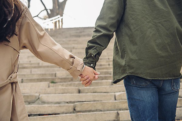 포토 JPG 주간 커플 여자 남자 데이트 서기 상반신 20대 성인 야외 뒷모습 계단 손잡기 다정 한국인 가을 트렌치코트 남산 남산공원 성인만 국내포토 자연요소 계절 뷰포인트 컨셉 관계 모션 서울 사람 동양인 청년 코트 랜드마크 파일형식