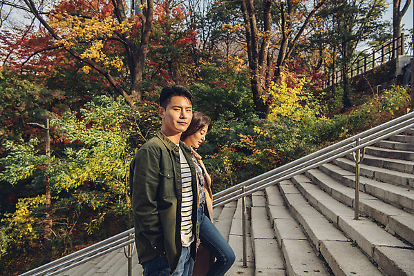 포토 JPG 주간 커플 여자 남자 데이트 상반신 20대 성인 야외 옆모습 걷기 계단 다정 한국인 가을 트렌치코트 오르기 남산 남산공원 성인만 국내포토 자연요소 계절 뷰포인트 컨셉 관계 모션 서울 사람 동양인 청년 코트 랜드마크 파일형식