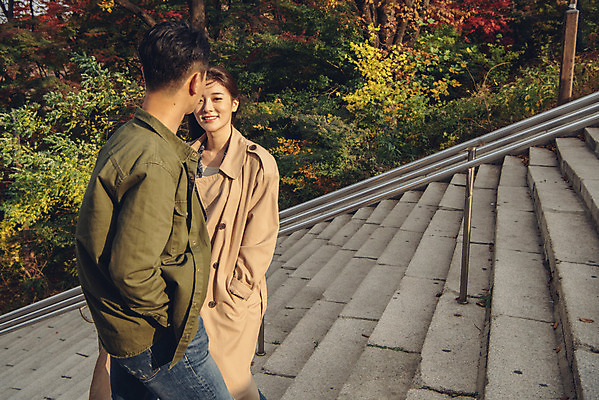 포토 JPG 주간 커플 여자 남자 데이트 서기 미소 상반신 20대 성인 야외 앞모습 뒷모습 계단 다정 한국인 가을 트렌치코트 남산 남산공원 성인만 국내포토 자연요소 계절 뷰포인트 컨셉 관계 모션 서울 표정 사람 동양인 청년 코트 랜드마크 파일형식