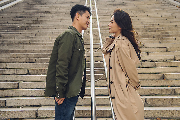 포토 JPG 주간 커플 여자 남자 데이트 서기 상반신 20대 성인 야외 옆모습 마주보기 계단 다정 한국인 가을 트렌치코트 남산 남산공원 성인만 국내포토 자연요소 계절 뷰포인트 컨셉 관계 모션 서울 사람 동양인 청년 코트 랜드마크 파일형식