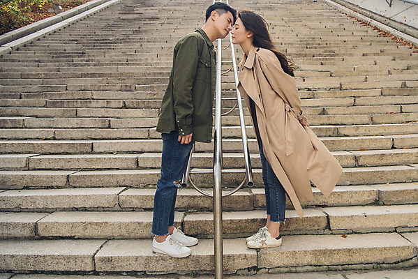 포토 JPG 주간 전신 커플 여자 남자 데이트 키스 서기 20대 성인 야외 옆모습 계단 다정 한국인 가을 트렌치코트 남산 남산공원 성인만 국내포토 자연요소 계절 뷰포인트 컨셉 관계 모션 서울 사람 동양인 청년 코트 애정표현 랜드마크 파일형식