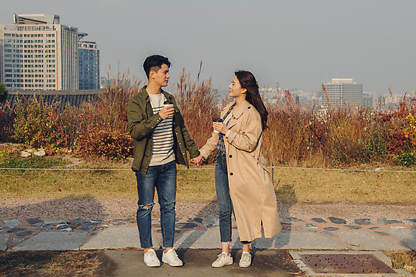 포토 JPG 주간 전신 커플 공원 여자 남자 커피 데이트 서기 들기 20대 성인 야외 옆모습 손잡기 다정 한국인 가을 트렌치코트 남산 남산공원 성인만 국내포토 자연요소 계절 공공시설 음료 뷰포인트 컨셉 관계 모션 서울 사람 동양인 청년 코트 랜드마크 파일형식