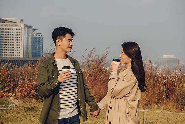 포토 JPG 주간 커플 공원 여자 남자 커피 데이트 서기 들기 상반신 20대 성인 야외 옆모습 손잡기 다정 한국인 가을 트렌치코트 남산 남산공원 성인만 국내포토 자연요소 계절 공공시설 음료 뷰포인트 컨셉 관계 모션 서울 사람 동양인 청년 코트 랜드마크 파일형식