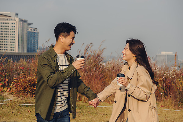 포토 JPG 주간 커플 공원 여자 남자 커피 데이트 서기 미소 들기 상반신 20대 성인 야외 옆모습 손잡기 다정 한국인 가을 트렌치코트 남산 남산공원 성인만 국내포토 자연요소 계절 공공시설 음료 뷰포인트 컨셉 관계 모션 서울 표정 사람 동양인 청년 코트 랜드마크 파일형식