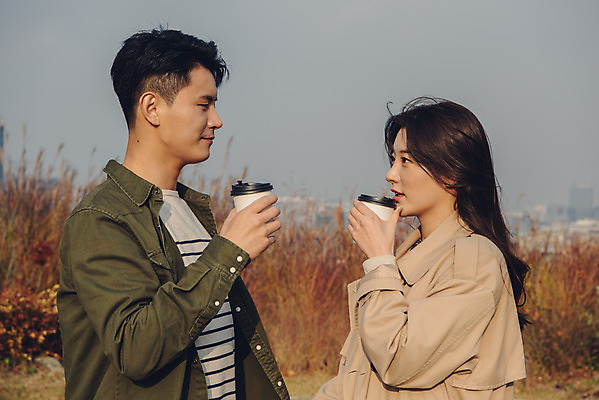 포토 JPG 주간 커플 공원 여자 남자 커피 데이트 서기 들기 상반신 20대 성인 야외 옆모습 마주보기 다정 한국인 가을 트렌치코트 남산 남산공원 성인만 국내포토 자연요소 계절 공공시설 음료 뷰포인트 컨셉 관계 모션 서울 사람 동양인 청년 코트 랜드마크 파일형식