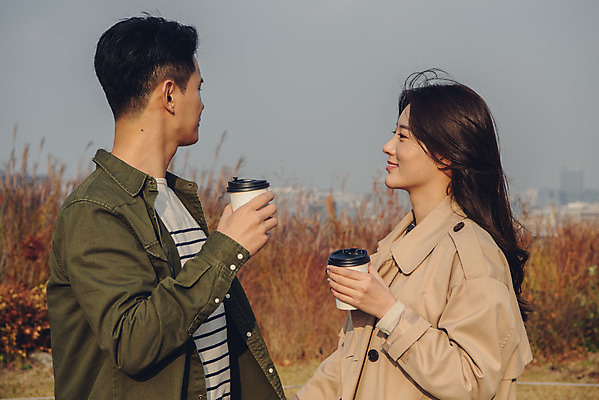포토 JPG 주간 커플 공원 여자 남자 커피 데이트 서기 들기 상반신 20대 성인 야외 옆모습 다정 한국인 가을 트렌치코트 남산 남산공원 성인만 국내포토 자연요소 계절 공공시설 음료 뷰포인트 컨셉 관계 모션 서울 사람 동양인 청년 코트 랜드마크 파일형식