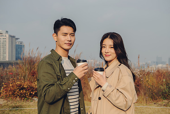 포토 JPG 주간 커플 공원 여자 남자 커피 데이트 서기 미소 들기 상반신 20대 성인 야외 옆모습 다정 한국인 가을 트렌치코트 남산 남산공원 성인만 국내포토 자연요소 계절 공공시설 음료 뷰포인트 컨셉 관계 모션 서울 표정 사람 동양인 청년 코트 랜드마크 파일형식