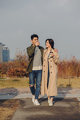 포토 JPG 주간 전신 커플 공원 여자 남자 커피 데이트 들기 20대 성인 야외 앞모습 걷기 다정 한국인 가을 트렌치코트 남산 남산공원 성인만 어깨에손 국내포토 자연요소 계절 공공시설 음료 뷰포인트 컨셉 관계 모션 서울 사람 동양인 청년 코트 랜드마크 파일형식
