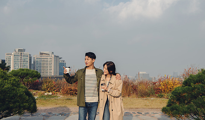 포토 JPG 주간 커플 응시 공원 여자 남자 커피 데이트 들기 상반신 20대 성인 야외 앞모습 걷기 다정 한국인 가을 가리킴 트렌치코트 남산 남산공원 성인만 국내포토 자연요소 시선 계절 공공시설 음료 뷰포인트 컨셉 관계 모션 서울 사람 동양인 손짓 청년 코트 랜드마크 파일형식