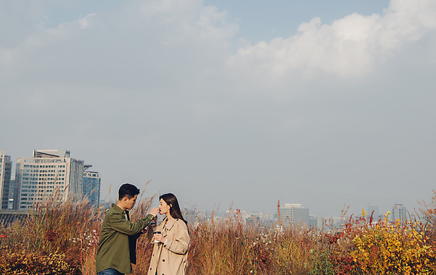 포토 JPG 주간 커플 공원 여자 남자 커피 데이트 서기 들기 상반신 20대 성인 야외 옆모습 다정 한국인 가을 트렌치코트 남산 남산공원 성인만 국내포토 자연요소 계절 공공시설 음료 뷰포인트 컨셉 관계 모션 서울 사람 동양인 청년 코트 랜드마크 파일형식