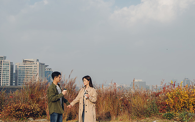포토 JPG 주간 커플 공원 여자 남자 커피 데이트 서기 들기 상반신 20대 성인 야외 옆모습 마주보기 손잡기 다정 한국인 가을 트렌치코트 남산 남산공원 성인만 국내포토 자연요소 계절 공공시설 음료 뷰포인트 컨셉 관계 모션 서울 사람 동양인 청년 코트 랜드마크 파일형식