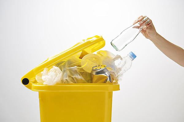 포토 JPG 스튜디오촬영 손 여자 40대 중년 유리병 실내 한명 신체부위 재활용 한국인 쓰레기통 쓰레기 플라스틱 버리기 흰배경 분리수거 자원 회복 중년여자한명만 국내포토 1 백그라운드 컨셉 모션 재질 병_용기 사람 동양인 성인 내부 흰색 친환경 여자한명만 중년여자만 파일형식