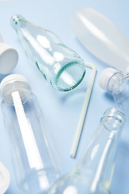 포토 JPG 스튜디오촬영 종이 유리 실내 빨대 사람없음 재활용 쓰레기 플라스틱 파란배경 분리수거 페트병 자원 회복 국내포토 백그라운드 컨셉 재질 내부 파란색 친환경 병_담는 파일형식