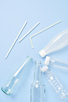 포토 JPG 스튜디오촬영 유리 유리병 실내 빨대 사람없음 재활용 쓰레기 플라스틱 파란배경 분리수거 페트병 자원 회복 국내포토 백그라운드 컨셉 재질 병_용기 내부 파란색 친환경 병_담는 파일형식