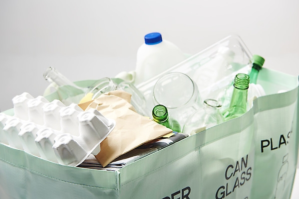 포토 JPG 스튜디오촬영 유리 유리병 실내 사람없음 재활용 쓰레기 플라스틱 흰배경 분리수거 자원 계란판 회복 국내포토 백그라운드 컨셉 재질 병_용기 내부 흰색 친환경 파일형식