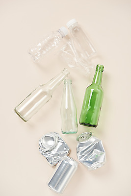 포토 JPG 스튜디오촬영 유리 유리병 실내 사람없음 재활용 캔 쓰레기 분리수거 페트병 자원 압축 회복 베이지색배경 국내포토 백그라운드 컨셉 재질 병_용기 내부 친환경 베이지색 병_담는 파일형식