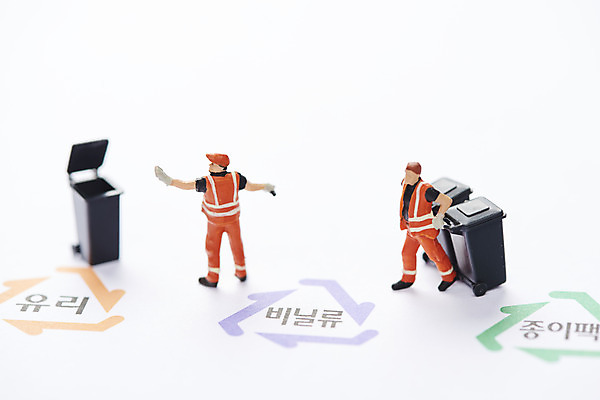 포토 JPG 스튜디오촬영 실내 근접촬영 사람없음 재활용 미니어처 쓰레기통 쓰레기 분리수거 자원 회복 재활용표시 국내포토 뷰포인트 컨셉 표시 내부 모형 친환경 파일형식