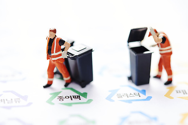 포토 JPG 스튜디오촬영 실내 근접촬영 사람없음 재활용 미니어처 쓰레기통 쓰레기 분리수거 자원 회복 재활용표시 국내포토 뷰포인트 컨셉 표시 내부 모형 친환경 파일형식