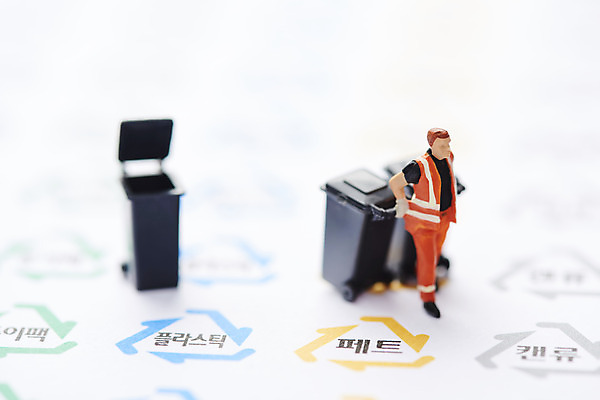 포토 JPG 스튜디오촬영 실내 근접촬영 사람없음 재활용 미니어처 쓰레기통 쓰레기 분리수거 자원 회복 재활용표시 국내포토 뷰포인트 컨셉 표시 내부 모형 친환경 파일형식