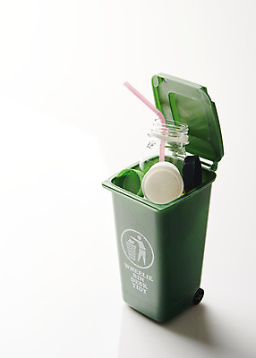 포토 JPG 스튜디오촬영 실내 빨대 사람없음 재활용 미니어처 쓰레기통 쓰레기 분리수거 페트병 자원 회복 국내포토 컨셉 내부 모형 친환경 병_담는 파일형식