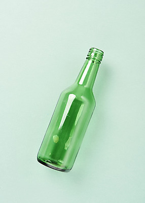 포토 JPG 스튜디오촬영 유리병 실내 사람없음 하이앵글 재활용 병 쓰레기 분리수거 소주병 자원 회복 플랫레이 초록배경 국내포토 식기 뷰포인트 백그라운드 컨셉 술병 병_용기 내부 초록색 플랫 친환경 소주 파일형식