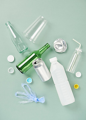 포토 JPG 스튜디오촬영 유리병 실내 사람없음 하이앵글 재활용 캔 쓰레기 플라스틱 분리수거 페트병 소주병 자원 비닐 압축 회복 플랫레이 초록배경 국내포토 뷰포인트 백그라운드 컨셉 재질 술병 병_용기 내부 초록색 플랫 친환경 소주 병_담는 파일형식